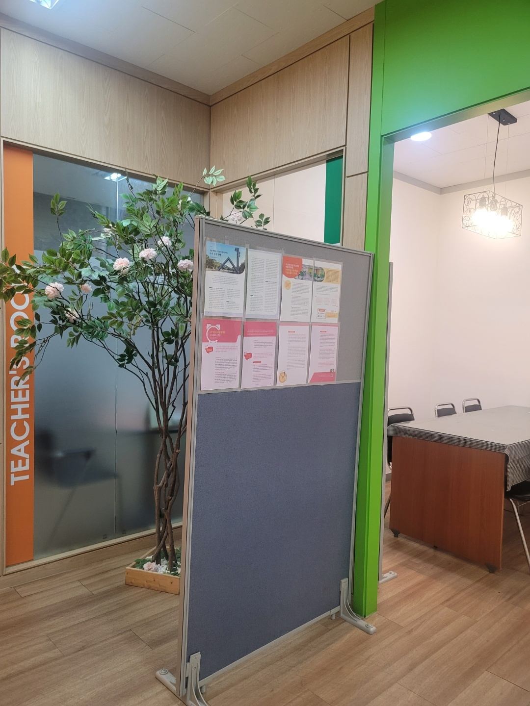 갈산점 상담·교사 공간 — TEACHER'S ROOM 입구와 학습 안내 자료가 걸린 게시판, 상담 테이블