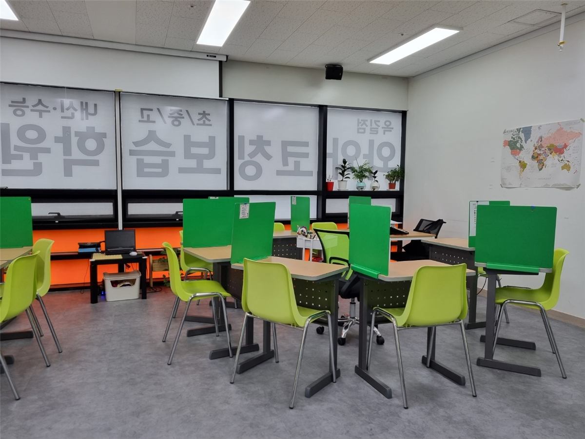 부천 옥길동 와와학습코칭 옥길점 자습실 — 개인 학습석에서 지문 읽고 정리하기