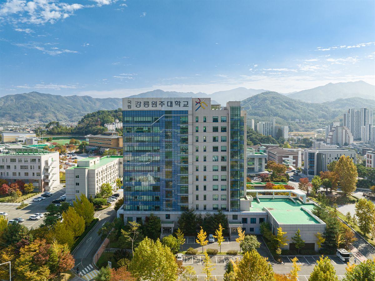 강원대학교 원주캠퍼스 전경 — 산으로 둘러싸인 캠퍼스와 본관 건물