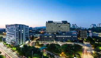 아주대학교 정문